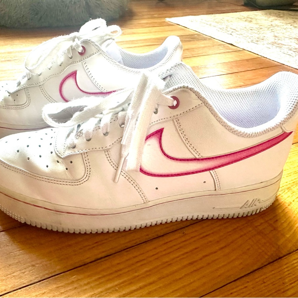 DD9683-100 Women’s 8.5 Nike Air Force 1 White Sneakers with Pink Swoosh Accent